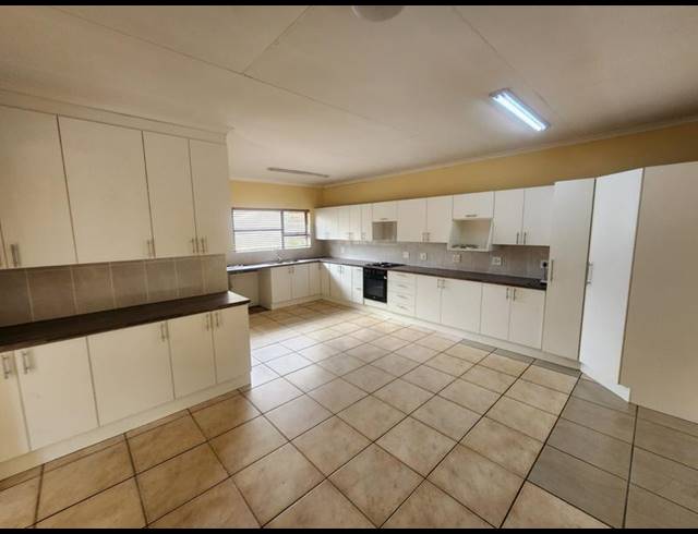 4 BEDROOM HOUSE FOR SALE IN BRACKENHURST